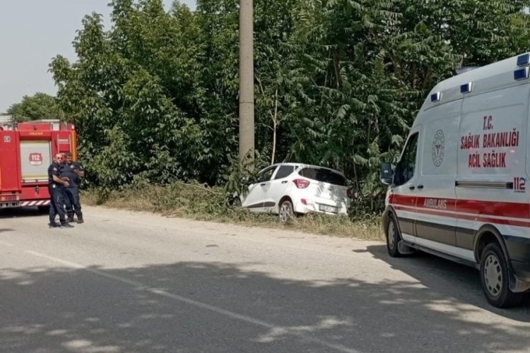 Bursa'da kontrolden &ccedil;ıkan otomobil direğe &ccedil;arptı!