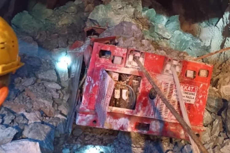 Giresun'da iş makinesinin &uuml;zerine kaya d&uuml;şt&uuml;: 1 yaralı