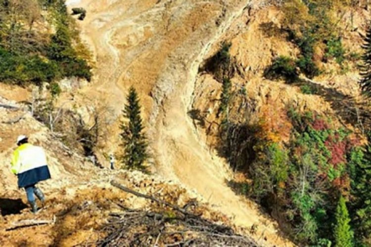 Madende iş makinesinin &uuml;zerine kaya d&uuml;şt&uuml;: 1 yaralı