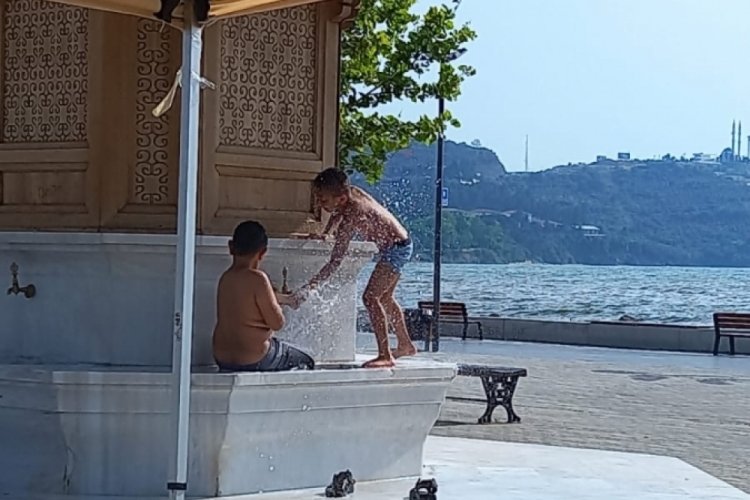 Bursa'da sıcaktan bunalan &ccedil;ocuklar b&ouml;yle serinledi