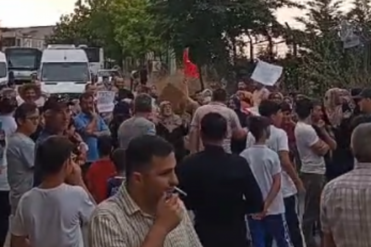 Bursa'da &ccedil;&ouml;pl&uuml;ğ&uuml;n kaldırılmasını isteyen halk sokağa d&ouml;k&uuml;ld&uuml;!