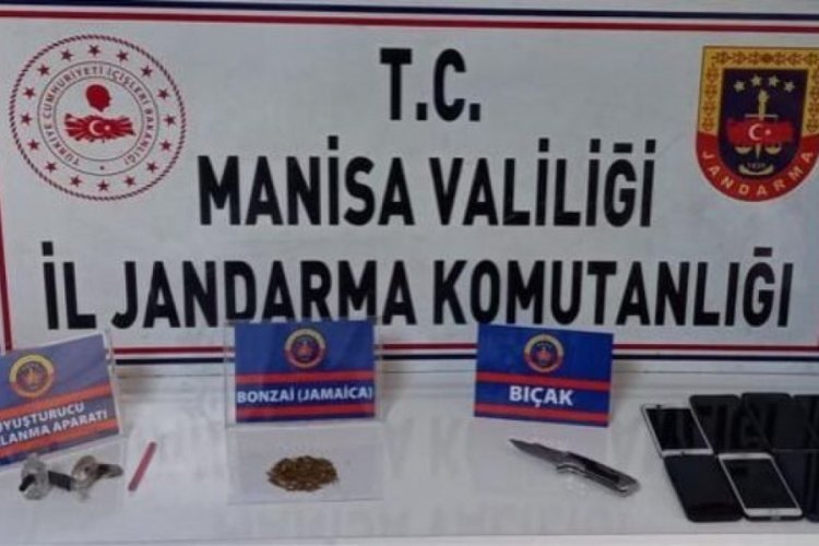Manisa'da uyuşturucu kullanırken su&ccedil;&uuml;st&uuml; yakalandılar