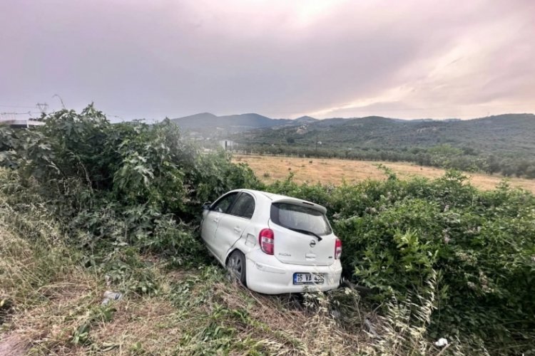 Bursa'da kontrolden &ccedil;ıkan otomobil yol kenarına u&ccedil;tu