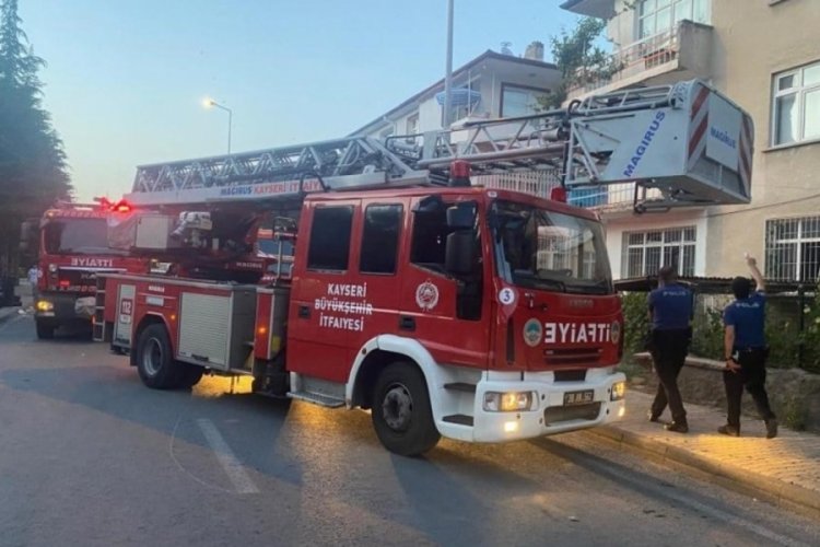 Kayseri'de kız arkadaşını d&ouml;ven ailesinin evini yaktı