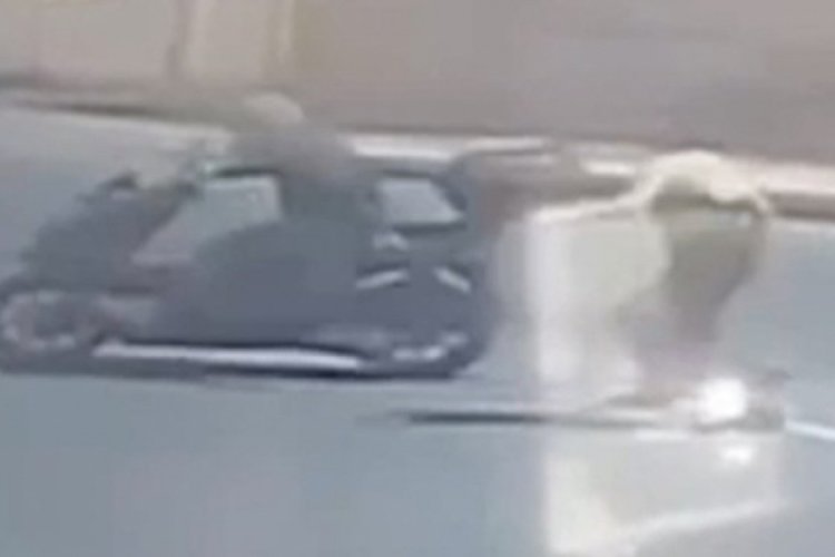 İstanbul'da yolda y&uuml;r&uuml;yen kadına taciz kamerada
