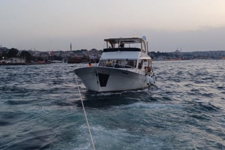 İstanbul'da makine arızası nedeniyle s&uuml;r&uuml;klenen tekne kurtarıldı