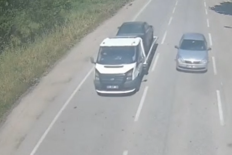 Bursa'da otomobili &ccedil;ekiciyle &ccedil;aldılar