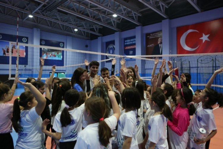 Bursa'da Yaz Spor Okulları hem eğlendiriyor hem spor bilincini aşılıyor