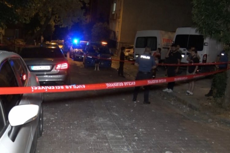 Avcılar'da balkonun tavanı, ara&ccedil;ların &uuml;zerine d&uuml;şt&uuml;