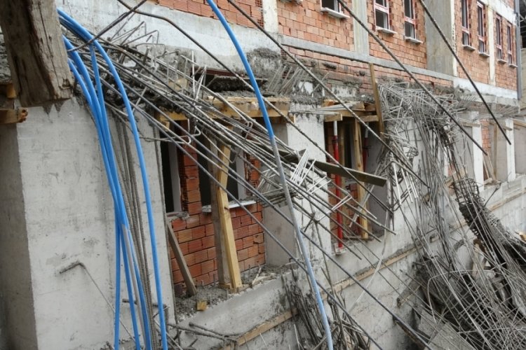 K&uuml;tahya'da okul inşaatında g&ouml;&ccedil;&uuml;k: 5 yaralı