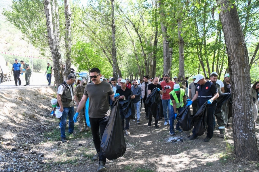 Tunceli'de 7'den 70'e el ele verip &ccedil;evre temizliği yapıldı