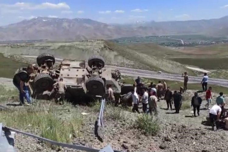 Van'da askeri ara&ccedil; devrildi: 3 asker yaralandı