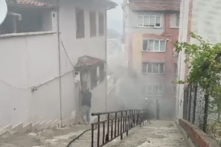 Bursa'da m&uuml;stakil ev k&uuml;le d&ouml;nd&uuml;: Hasta kadın son anda yanmaktan kurtuldu
