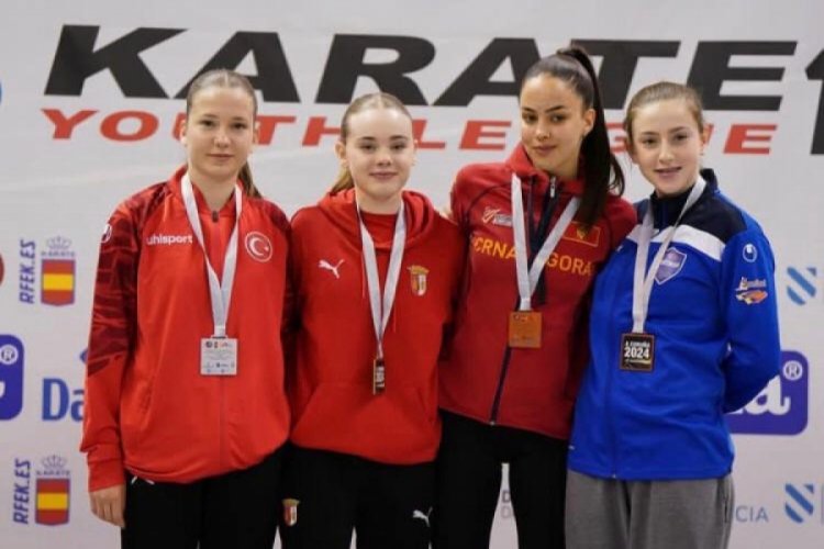 Bursa Nil&uuml;ferli karate takımı İspanya'dan madalyalarla d&ouml;nd&uuml;