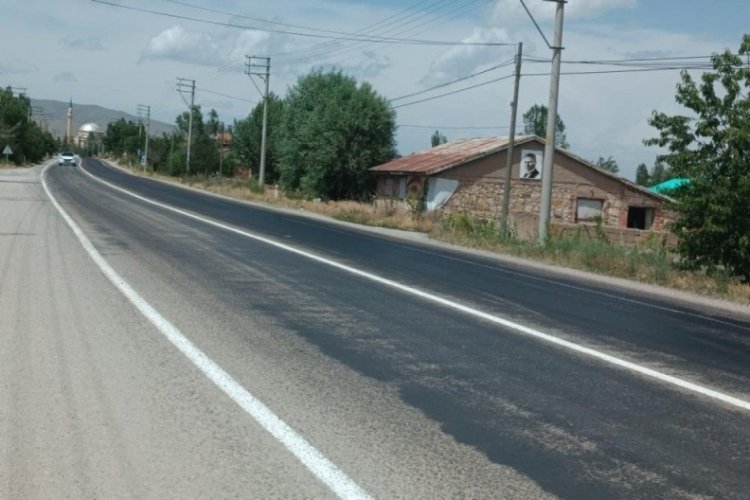 Aşırı sıcaklar y&uuml;z&uuml;nden Afyonkarahisar'da asfalt eridi