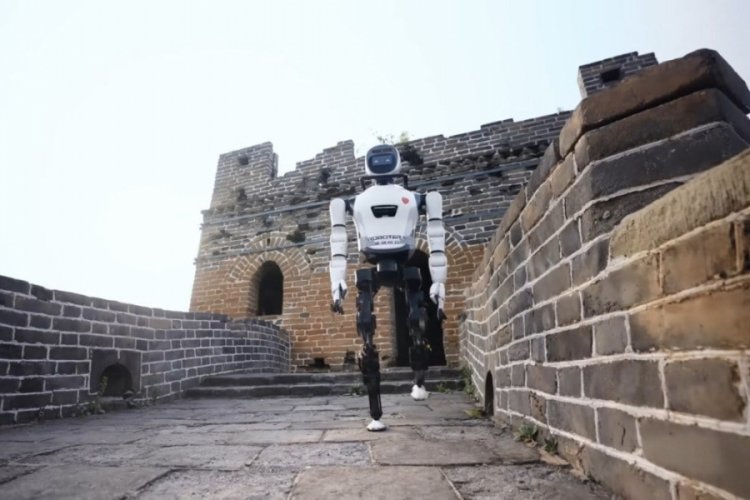 Tarihte ilk defa insansı bir robot &Ccedil;in Seddi'ne tırmandı