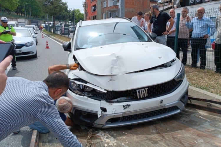 Samsun'da otomobil dolmuşa &ccedil;arptı: 3 yaralı