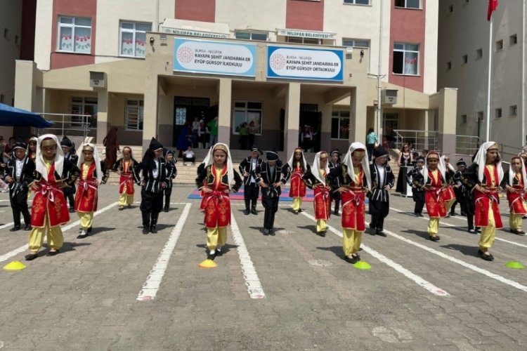 Bursa'da öğrenciler yıl sonu şenliğinde eğlendi