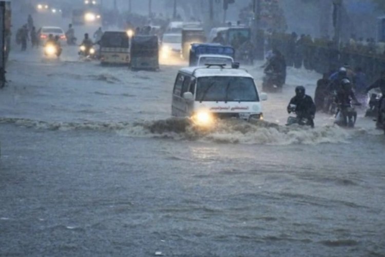 Pakistan'da şiddetli fırtınada 8 &ouml;l&uuml;, 40 yaralı