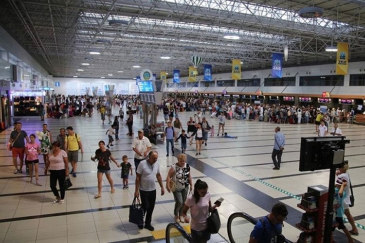 Antalya Havalimanı'nda u&ccedil;uş trafiği durduruldu