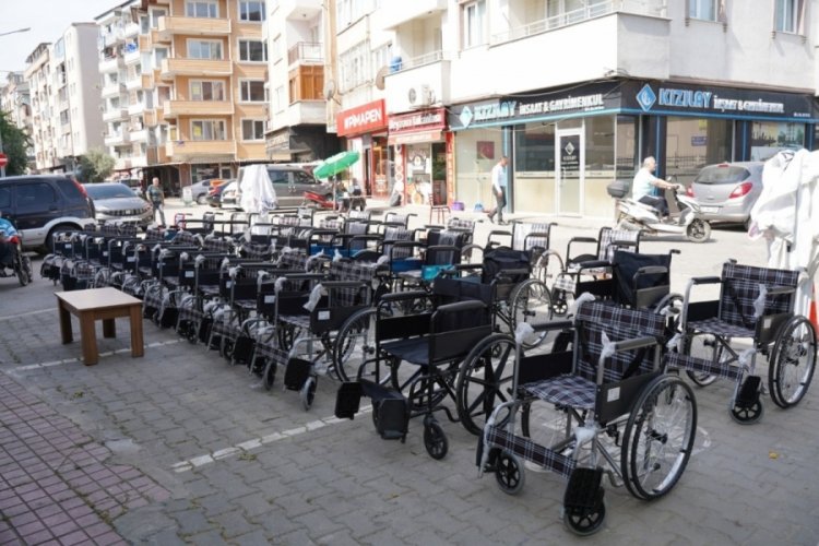 Bursa'da camiden toplanan yardımlar ile alınan tekerlekli sandalyeler ihtiya&ccedil; sahiplerine verildi