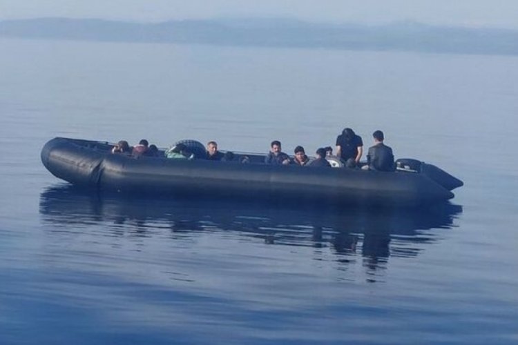 Ayvalık a&ccedil;ıklarında 22 d&uuml;zensiz g&ouml;&ccedil;men kurtarıldı
