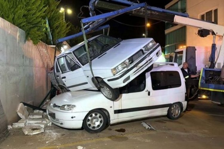 Kırıkkale'de otomobil park halindeki ara&ccedil;ların &uuml;zerine d&uuml;şt&uuml;