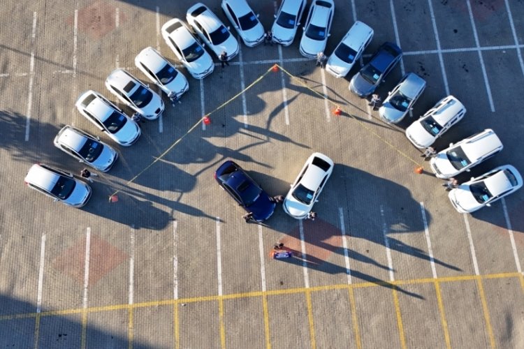 Depremde zarar g&ouml;ren otomobillere "change" işleminde 21 g&ouml;zaltı! Bursa'da...