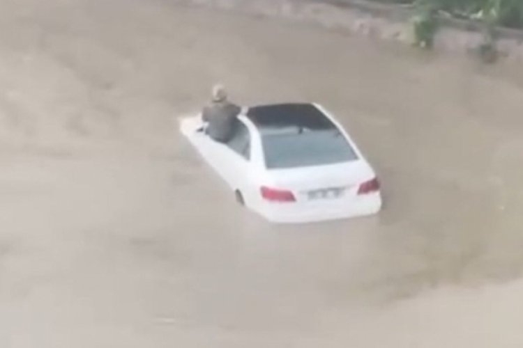 Ankara'da etkili olan sağanak ara&ccedil;ları yolda bıraktı