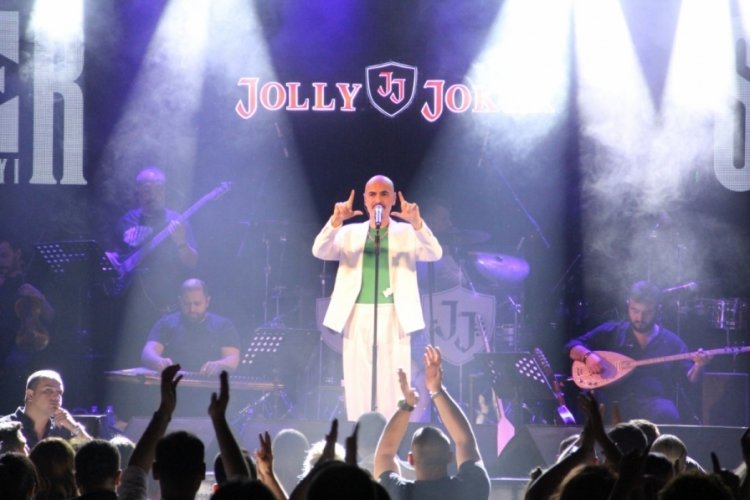 Bursa'da Soner Sarıkabadayı'dan eğlence dolu konser