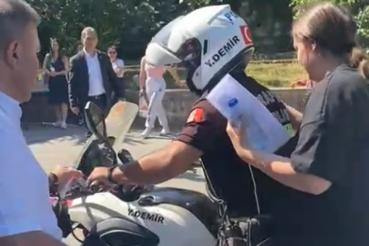 Bursa'da yanlış okula giden &ouml;ğrenciye trafik polisi yetişti