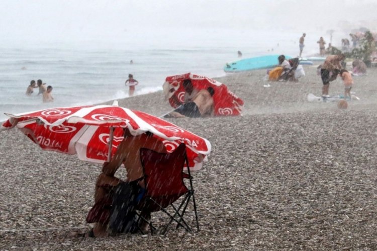 Antalya'da denizdeyken yağmura yakalandılar
