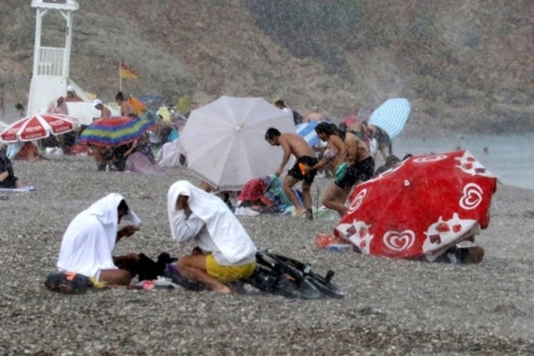 Antalya'da sağanak plajları boş bıraktı