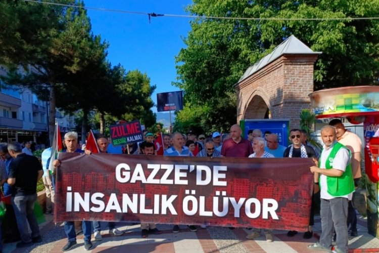 Bursa'da y&uuml;zlerce kişi Gazze i&ccedil;in y&uuml;r&uuml;d&uuml;