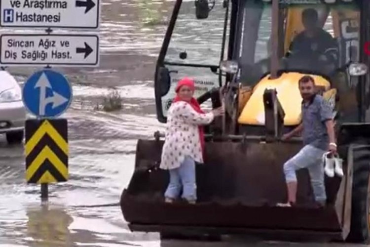 Ankara'da selde mahsur kalan kadın kep&ccedil;e ile kurtarıldı