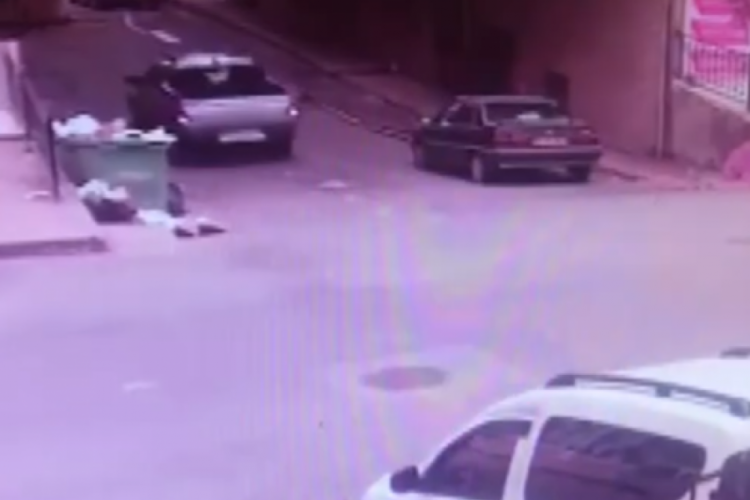 Rize'de geri manevra yapan kamyonet 2 kişiyi altına aldı