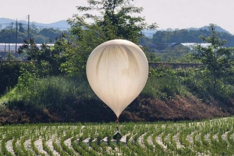 Kuzey Kore, G&uuml;ney'e yeniden i&ccedil;inde &ccedil;&ouml;p olan balonlar g&ouml;nderdi