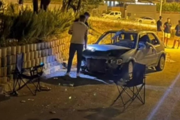 Bursa'da yol kenarında oturanlara araba &ccedil;arptı!