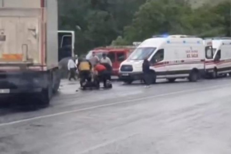 Van'da yolcu otob&uuml;s&uuml; ile TIR &ccedil;arpıştı: 2 &ouml;l&uuml;, 4'&uuml; ağır 30 yaralı