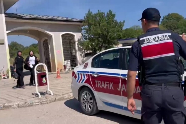 Bursa'da YKS &ouml;ğrencisini sınava İneg&ouml;l Jandarma Komutanlığı ekipleri yetişti