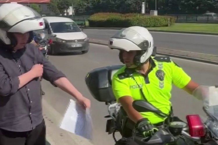 Bursa'da ge&ccedil; kalan &ouml;ğrencilere motosikletli polisler yetiştirdi