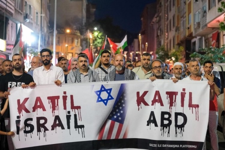 Bursa Yıldırım'da Filistin i&ccedil;in meşaleli y&uuml;r&uuml;y&uuml;ş