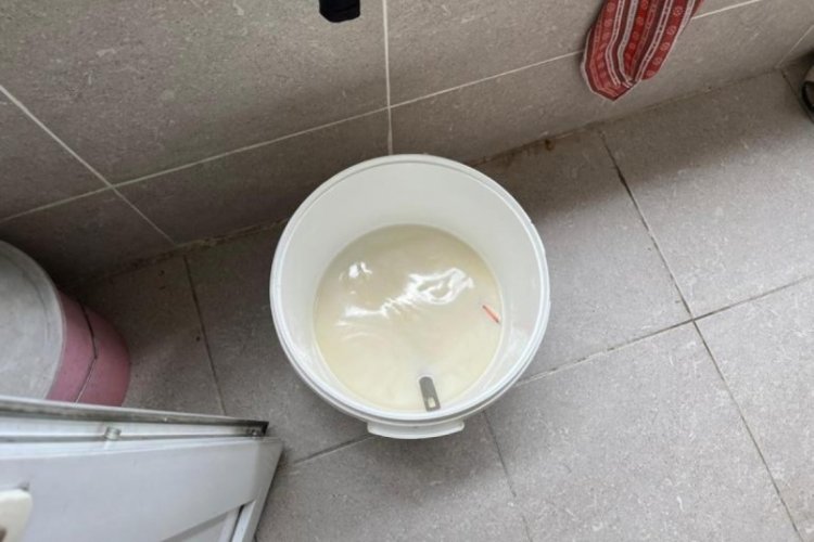 1,5 yaşındaki bebek s&uuml;t dolu kovaya d&uuml;şt&uuml;!