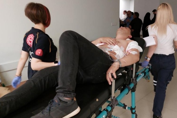 Restoranda bı&ccedil;aklı dehşet! M&uuml;şteri garsonu bı&ccedil;akladı