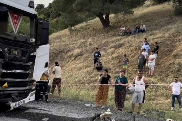 &Ccedil;anakkale'de kamyon ile motosiklet &ccedil;arpıştı: 2 &ouml;l&uuml;