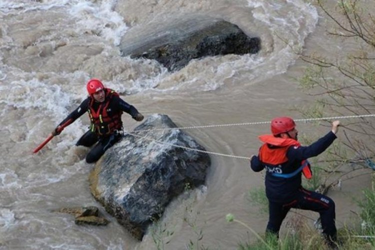 Hakkari'de feci kaza! Gen&ccedil; &ccedil;ifti &ouml;l&uuml;m ayırdı