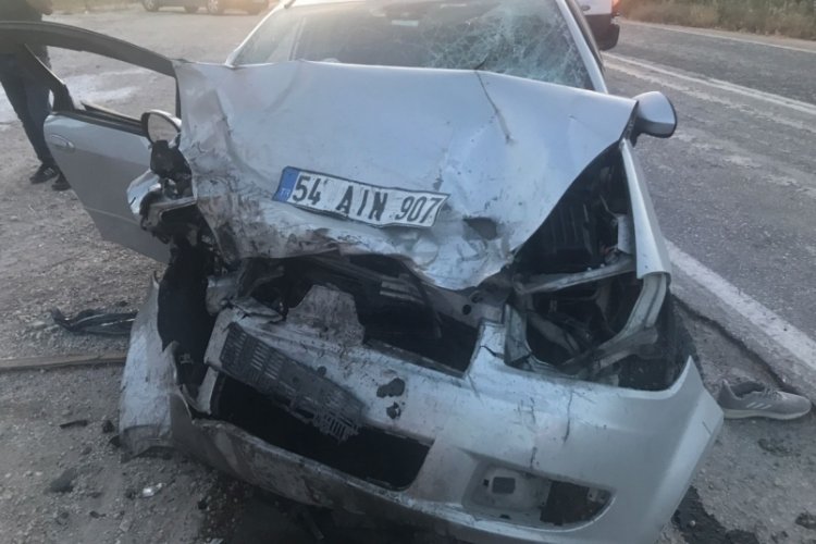 Bilecik'te iki otomobil &ccedil;arpıştı: 1 &ouml;l&uuml;, 2 yaralı