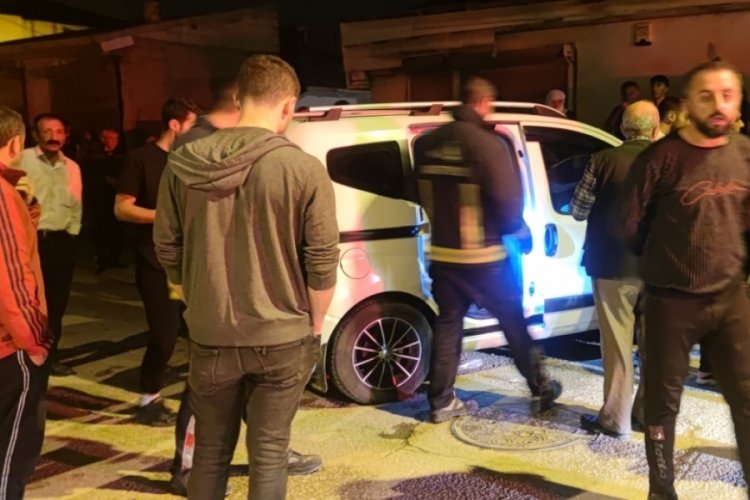 Van'da kamyonet kaldırıma &ccedil;arptı: 3 yaralı