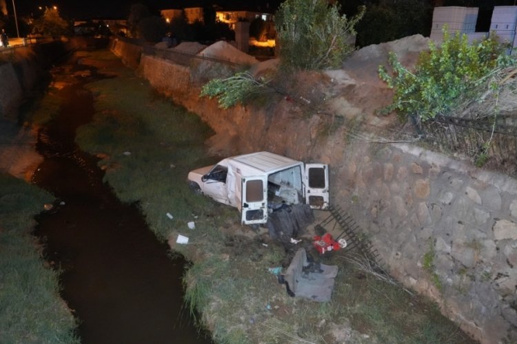 Kırıkkale'de EDS panosuna &ccedil;arpan ara&ccedil; dereye yuvarlandı