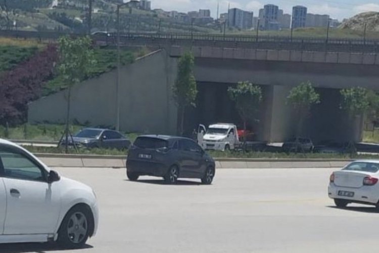 Ankara'da d&uuml;ğ&uuml;n konvoyundaki ara&ccedil; trafiği birbirine kattı
